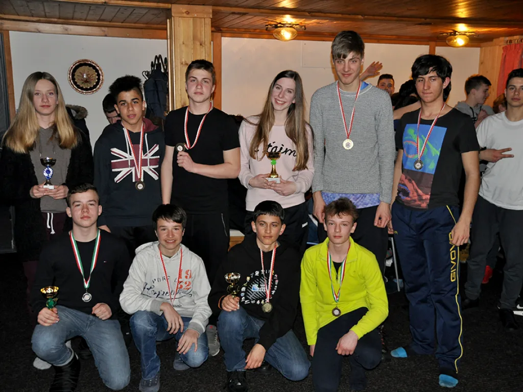 Gruppenfoto der Siegerinnen und Sieger mit Medaillen und Pokalen.